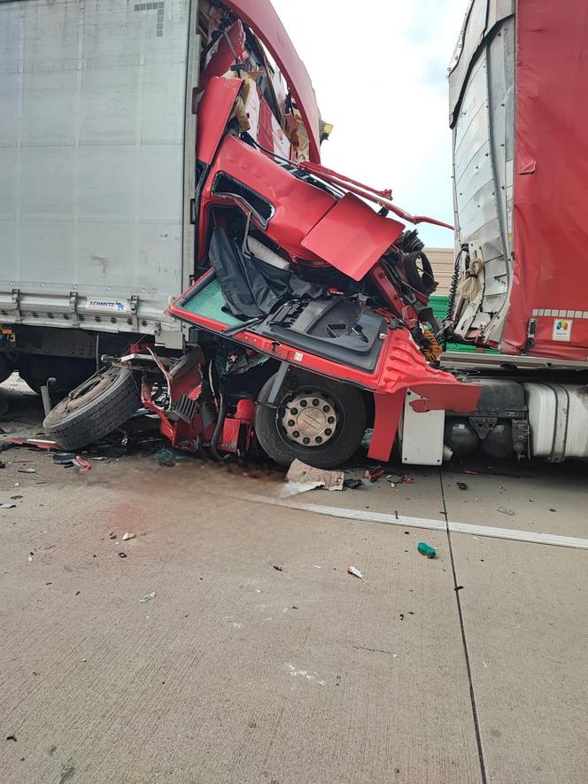 Kabina ciężarówki zmiażdżona, 41-latek nie żyje 