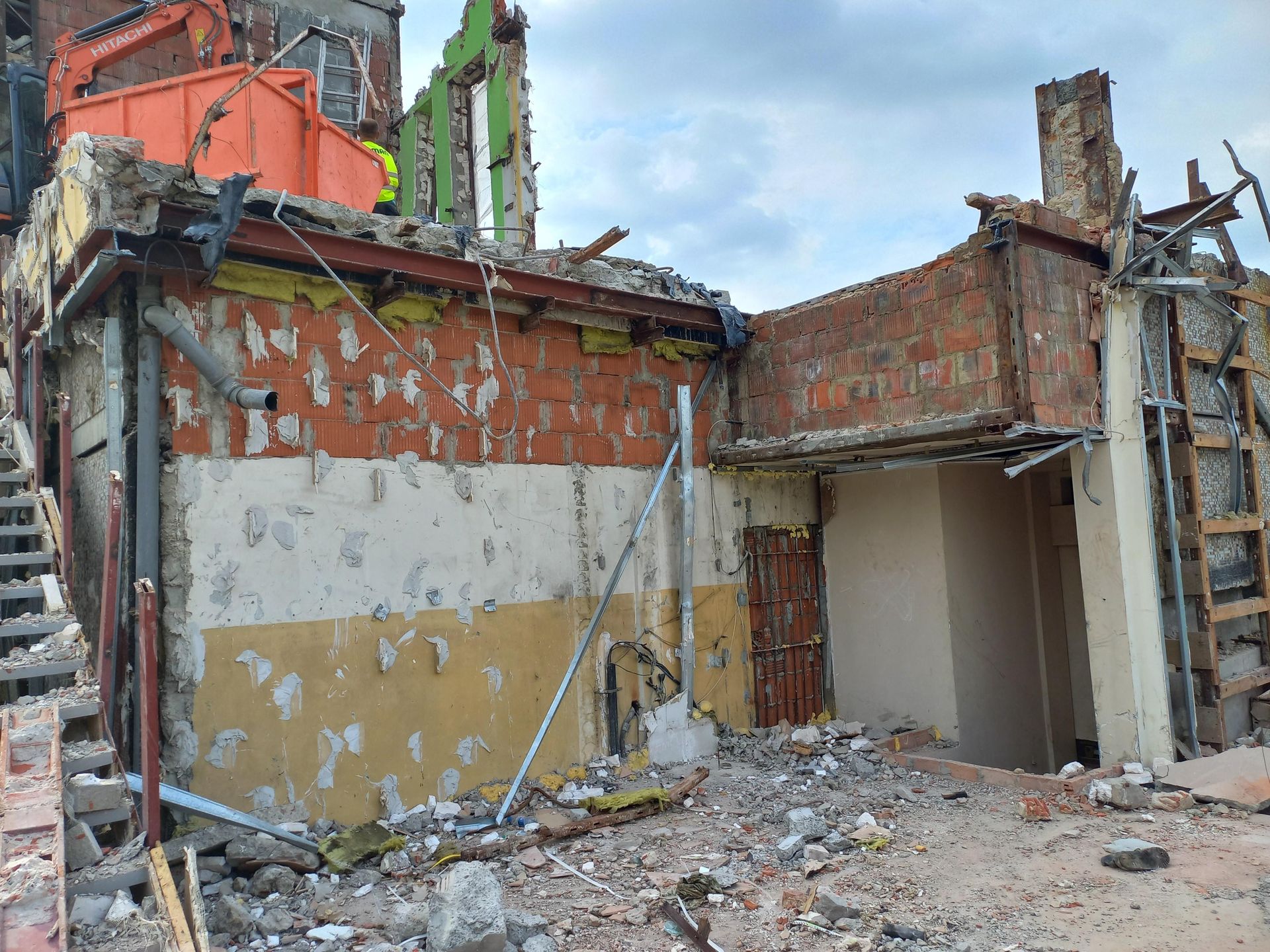 Rozbiórka słynnej willi na dachu bloku