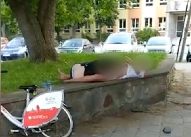 Konin. Para uprawiała SEKS w centrum miasta! Nagranie wyciekło do sieci [ZDJĘCIA]