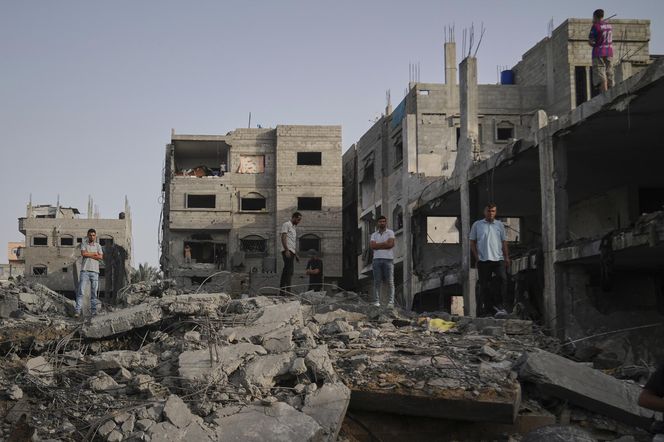 Strefa Gazy/ 74 zabitych w atakach Izraela, z czego 30 w nalocie na nadmorską kawiarnię.