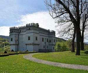 To najsławniejsza wieś w Małopolsce. Legenda głosi, że w miejscowym dworze zamieszkały diabły