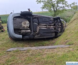 Pijany Ukrainiec dachował pod Legnicą. Spanikował na widok policji