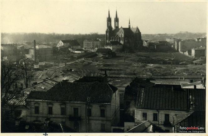 Bazylika archikatedralna Wniebowzięcia Najświętszej Maryi Panny, widok z ulicy Piłsudskiego