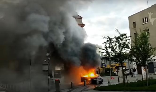 Pożar samochodu w Rybniku. Palił się przed Starym Kościołem