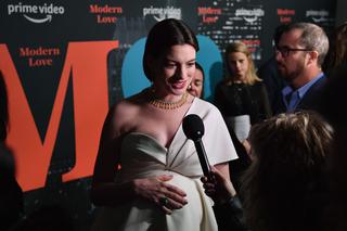 Anne Hathaway w zaawansowanej ciąży na premierze serialu!