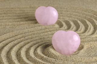 To tajny sposób czarownic, by zdobyć czyjeś serce! Ten kamień przyciąga miłość! 