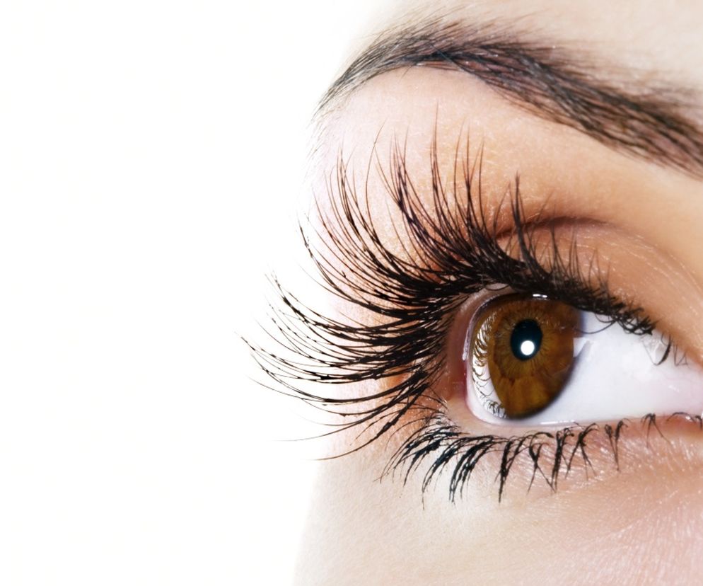 Sztuczne rzęsy są wygodne i bardzo trwałe, o ile dobrze o nie dbasz i regularnie uzupełniasz w salonie kosmetycznym.