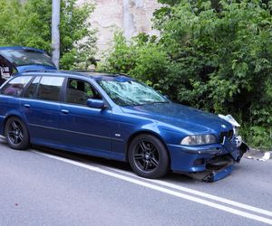 Pruszków. Przed szpitalem wpadł hulajnogą pod BMW. 21-latek w stanie krytycznym
