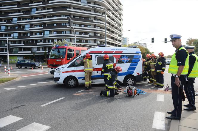 Wypadek karetki na skrzyżowaniu ulic Bukowińskiej i Wilanowskiej