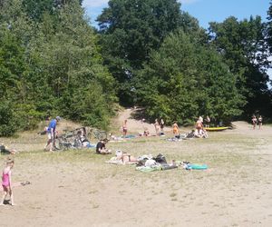 To jedno z największych jezior w Olsztynie. Kusi turystów piaszczystymi plażami