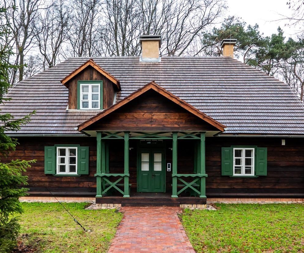 Zmodernizowana zabytkowa leśniczówka przy ul. Rydzowej w Warszawie