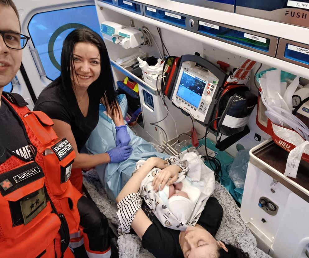 Akcja porodowa w drodze do szpitala. Ekipa ratowników ze szpitala w Wejherowie odebrała poród w karetce