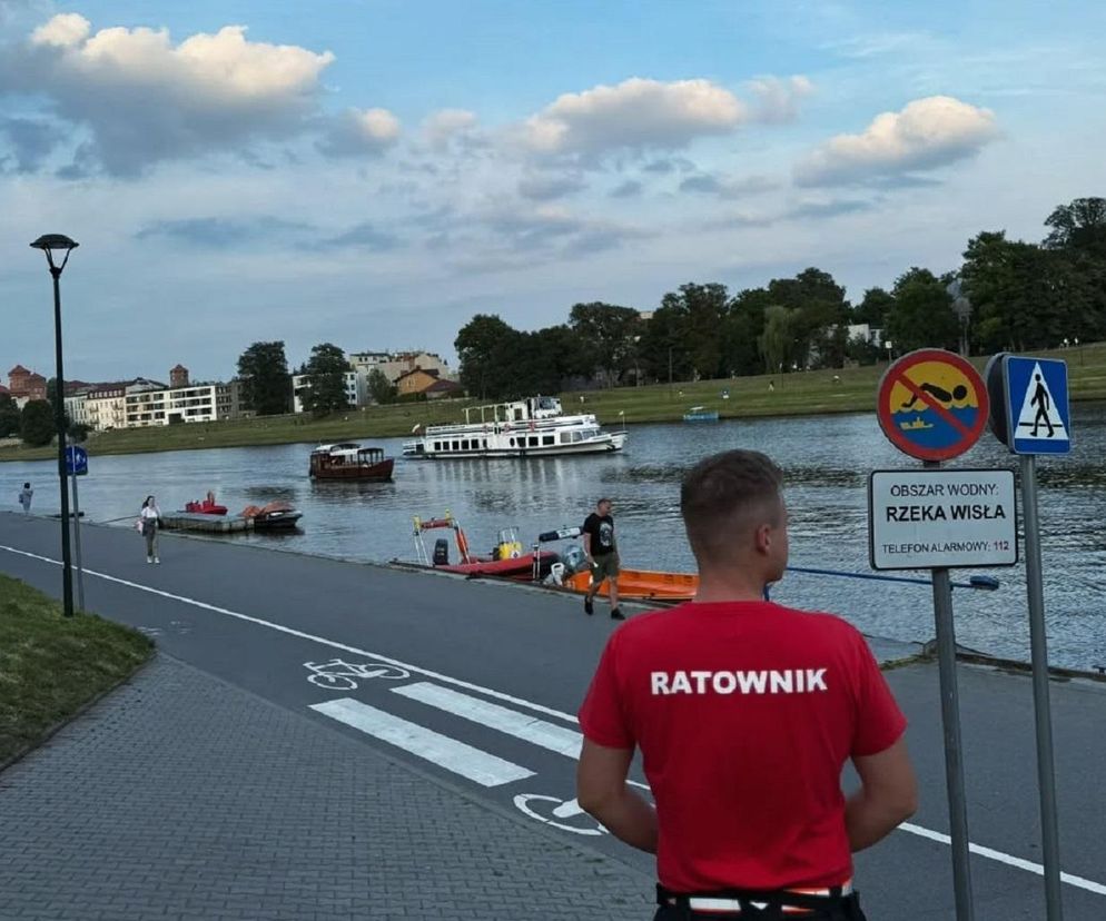 Dla zabawy rzucili piłkę psa do Wisły. Stanowcza reakcja krakowskiego WOPR: ogromne zagrożenie