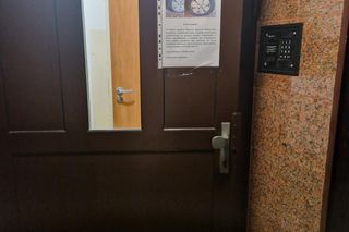 Nieznany sprawca przebija opony w samochodach zaparkowanych przy ul. Białobrzeskiej 