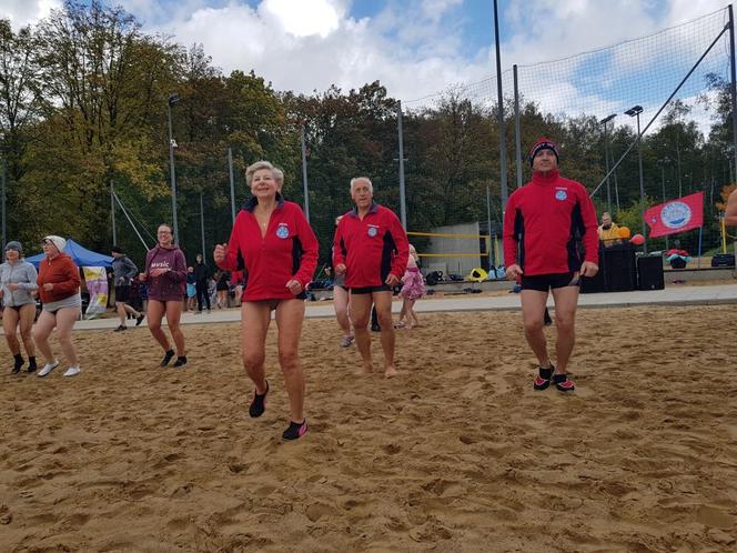 W Olsztynie pierwsza kąpiel w nowym sezonie. Morsy w CRS Ukiel