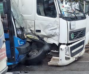 Poważny wypadek we Wrocławiu. Ciężarówka zderzyła się z tramwajem na ul. Tarnogajskiej 