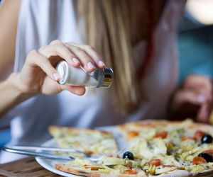 Dopuszczalna dzienna dawka to 5 g. Polacy codziennie przedawkowują białą śmierć