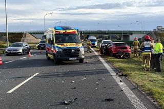 Samochód jechał pod prąd. Poważny wypadek na S5 koło Leszna [ZDJĘCIA]