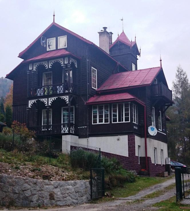 To jedna z najpiękniejszych willi w Małopolsce. Przed wojną było w niej kultowe sanatorium