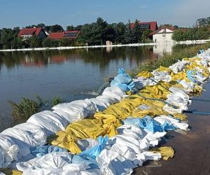 Walka z powodzią NA ŻYWO. Fala kulminacyjna dotarła do kolejnego województwa 