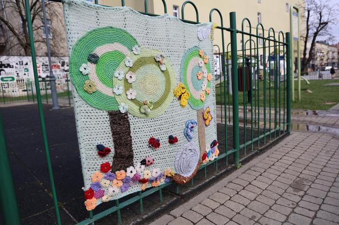 Kolorowe instalacje opanowały Lublin. Tak „Otulanie włóczką” świętuje swoje 10. urodziny!