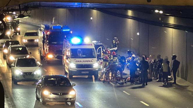 Rozbijali się w nocy na motocyklach. Jeden uderzył w ścianę tunelu, drugiego skasował mercedes