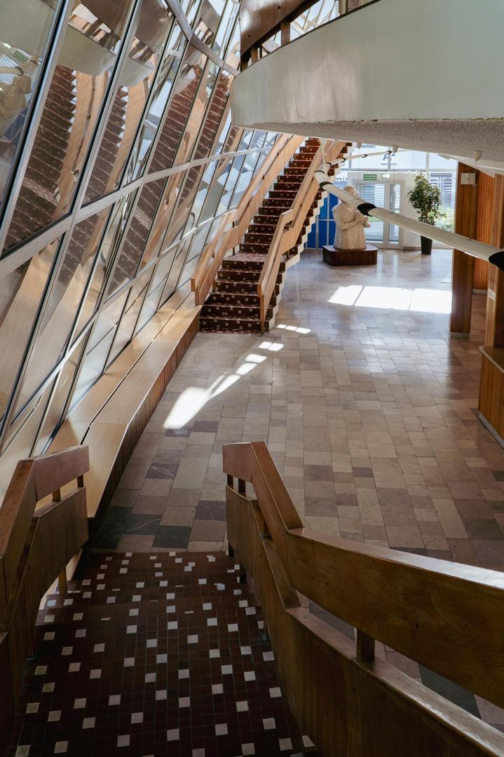 Aula Kopernikańska PUM w Szczecinie - zdjęcia. Zobacz świetnie zachowane wnętrza z PRL-u