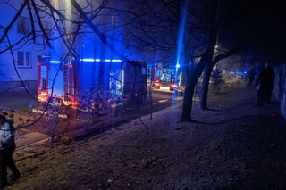 Nocny pożar w bloku przy Olszewskiego w Jaworznie. Ewakuacja setki mieszkańców. Dwoje dzieci w szpitalu