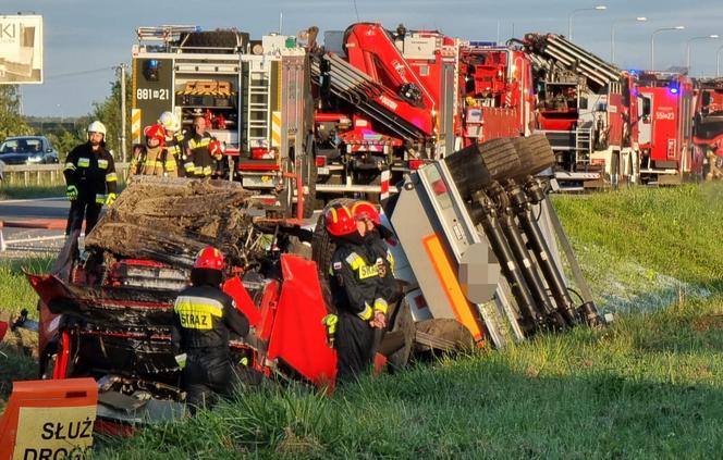 Poważny wypadek pod Kołbielą. Cysterna zderzyła się z samochodem osobowym. Doszło do gigantycznego wycieku paliwa