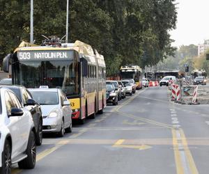 Pasażerowie komunikacji w Warszawie wściekli jak nigdy. 100 minut w korku. Wszystko stoi