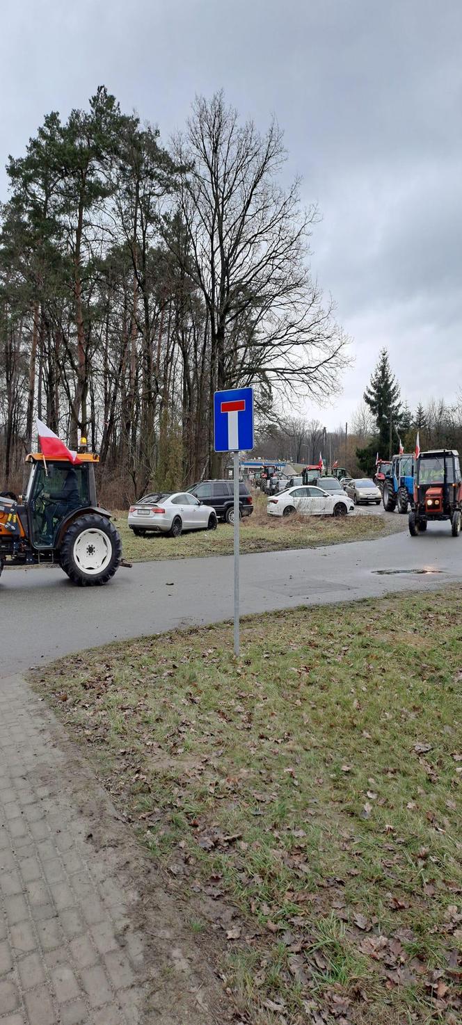 Rolnicy z woj. lubelskiego blokują drogi w regionie. Na protestującymi czuwa policja 