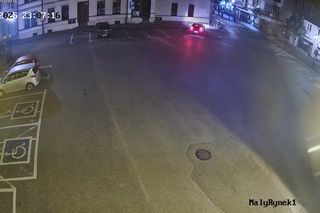 Brodnica: 19-latka z BMW uderzyła w budynek. Policja pokazała materiał z ulicy Mały Rynek