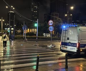 Pijany zmiótł kobietę na pasach i uciekł. Nocny dramat w sercu Warszawy