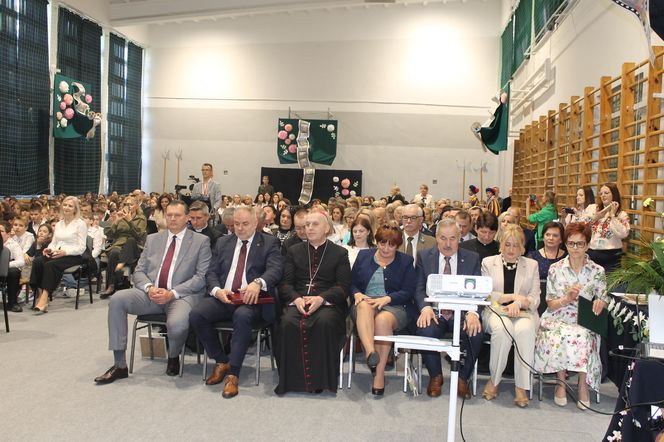 Jubileusz 40-lecia połączony był ze świętem szkoły, ponieważ obchodzi ona również 28. rocznicę nadania imienia.