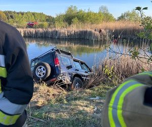 Nietrzeźwy utopił terenówkę w stawie. Potem zaczął pływać i śpiewać