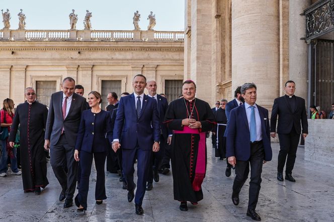 Prezydent Karol Nawrocki wraz z małżonką Martą i dwójką dzieci przybyli w piątek do Watykanu, gdzie zostali przyjęci na audiencji przez papieża Leona XIV