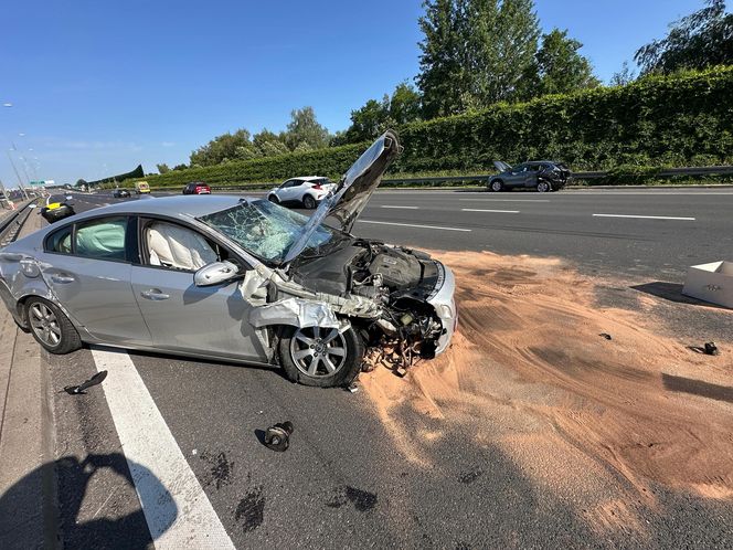 Zderzenie trzech aut, jedno dachowało