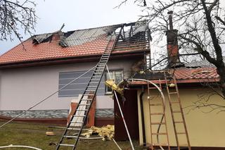 Pożar domu we wsi Ruda Rzeczka. W internecie ruszyła zbiórka pieniędzy na pomoc pogorzelcom