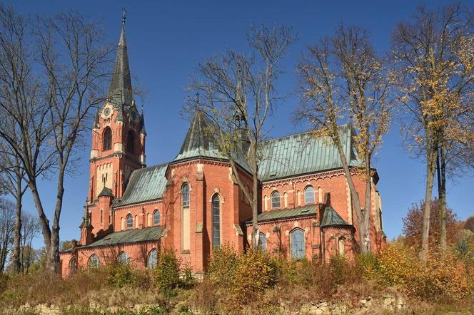 Wyjątkowy kościół na podkarpackiej wsi. Witraże wykonał bratanek Jana Matejki 