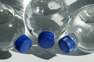 Ciekawostka: Dlaczego woda w butelce ma datę ważności?