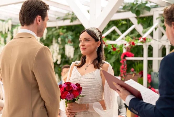 Barwy szczęścia, odcinek 3135: Ślub Natalii i Cezarego z komplikacjami! Zabraknie ważnych gości Józefiny i zniknie rodowa biżuteria Rawiczów - ZDJĘCIA