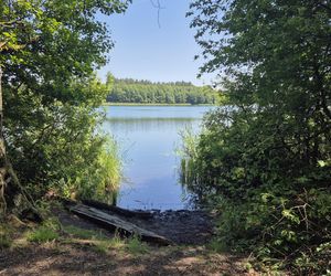 To jedno z największych jezior w Olsztynie. Kusi turystów piaszczystymi plażami