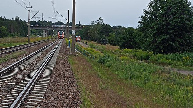 Na przejeździe kolejowym w Wąchocku pociąg uderzył w busa