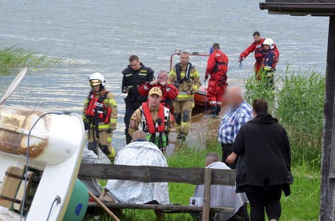 Tragedia na jeziorze Łabędź. Wiatr przewrócił łódkę, wędkarz wpadł do wody