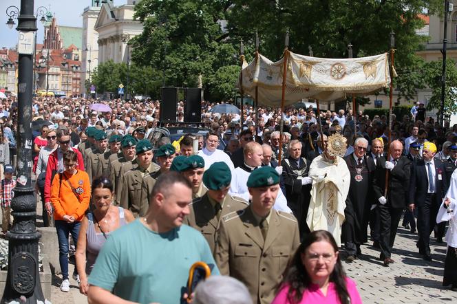 Centralna procesja Bożego Ciała w Warszawie. Ołtarze nawiązywały do wojny