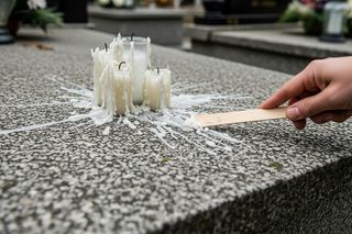 Jak wyczyścić wosk z pomnika na cmentarzu? Plama po rozlanym zniczu nie musi być problemem. Sprawdź ten trik przed 1 listopada
