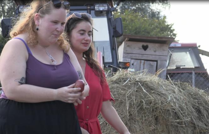 Rolnicy. Podlasie. Zagraniczne studentki zwiedzają gospodarstwo Gienka i Andrzeja z Plutycz