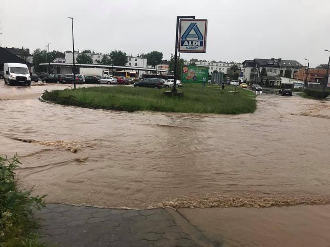 Potężne burze przeszły nad województwem śląskim. Zalane ulice, połamane drzewa i opóźnione pociągi [ZDJĘCIA]