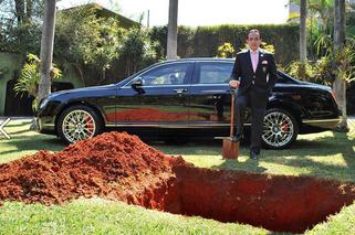 Bogacz urządził pogrzeb Bentleya wartego 1.5 miliona! - WIDEO 