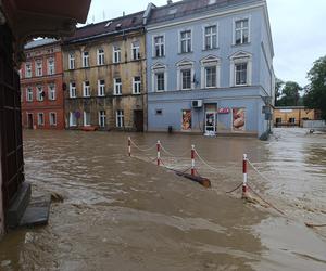 Zagrożenie powodziowe. Głuchołazy. Woda przelała się przez wały. Zalewa miasto